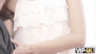 VIP4K. Homem maduro penetra buceta de adolescente com o dedo