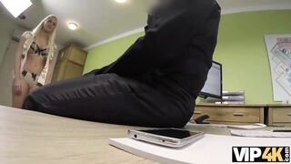 VIP4K. Una rubia pasa el casting especial y obtiene credibilidad.