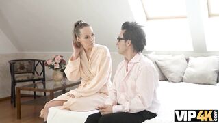 VIP4K. Reifer Vater beginnt den Morgen damit, die blonde Freundin seines Sohnes zu verführen