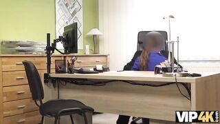 VIP4K. La ragazza supera un casting sporco nell'ufficio prestiti per ottenere