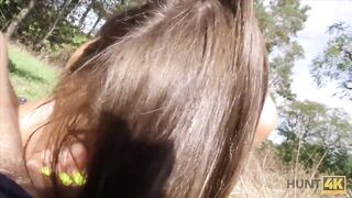 Schönes Mädchen wird im öffentlichen Park schön in den Arsch gefickt