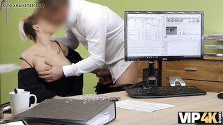 VIP4K. Trabalhador de fast food precisa de muito dinheiro para abrir seu próprio negócio