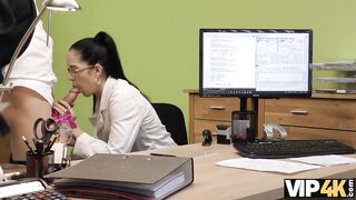 VIP4K. Heiße Brünette plant Konzerttournee, braucht aber