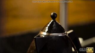 Un vecchio signore barbuto inizia la giornata con il sesso