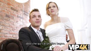 VIP4K. Un uomo ricco paga bene per scopare una giovane ragazza sexy il giorno delle sue nozze.