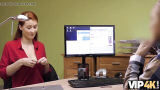 VIP4K. Rothaarige hat spontanen Sex im Büro mit einem Kreditagenten