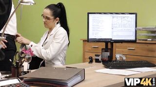 VIP4K. Una bella ragazza ha bisogno di nuovi strumenti musicali, quindi si concede una sessione sexy