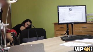 VIP4K. Ela nunca esperava sexo por dinheiro com um estranho, mas