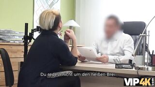 VIP4K. Bewundernswertes Duo aus MILF und Gläubiger, der Kredit für Sex gibt