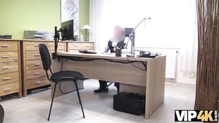 VIP4K. La delgada morena Inga Devil pasa un casting de sexo real.