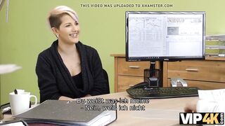 VIP4K. Die Schlampe weiß, dass ihre sexuellen Reize ihr helfen können