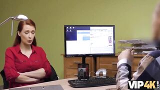 VIP4K. Agent schraubt vollbusige Rothaarige Isabella Lui, weil