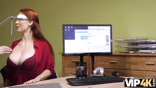 VIP4K. Agent schraubt vollbusige Rothaarige Isabella Lui, weil