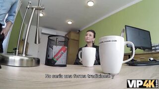 VIP4K. Nach ungeplantem Quickie ist MILF sicher, dass sie gleich Geld bekommt