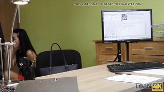 Inga no puede conseguir dinero del banco así que participa en una pornografía de préstamos.