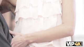 VIP4K. Die schlanke Tina Walker hat gerne Sex mit Erfahrung