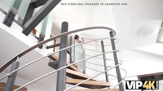 VIP4K. Una bella ragazza eccitante assaggia un cazzo maturo e si fa una sega