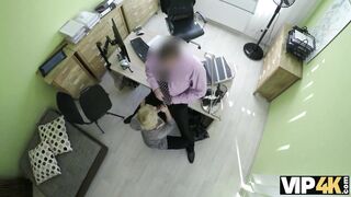 Una magnifica ragazza ingoia un cazzo e si fa scopare in ufficio