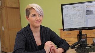 VIP4K. A cadela sabe que seus encantos sexuais podem ajudar