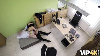 VIP4K. Die Schlampe weiß, dass ihre sexuellen Reize helfen können