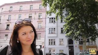 Un turista lascia che un uomo ingannevole allunghi la sua ragazza sul divano