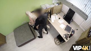 VIP4K. Commessa povera e bellissima fa sesso sfrenato