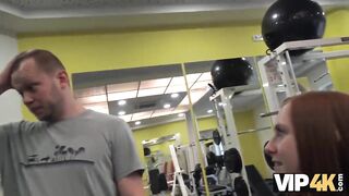 VIP4k. Uma jovem magnífica adora apenas desporto e dinheiro