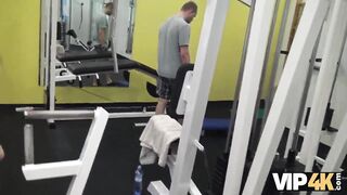 VIP4k. Uma jovem magnífica adora apenas desporto e dinheiro