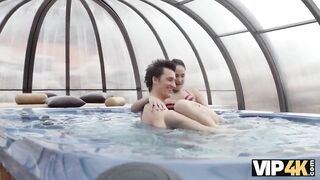 VIP4K. Angie feliz satisfaz todas as necessidades sexuais de seu pai