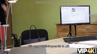 VIP4K. La dulce Inga le entrega su cuerpo a un agente de préstamos.