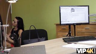 VIP4K. La dulce Inga le entrega su cuerpo a un agente de préstamos.