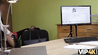 VIP4K. La dulce Inga le entrega su cuerpo a un agente de préstamos.