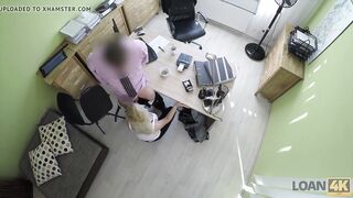 Adolescente maravilhosa se despe e abre as pernas