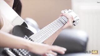 Menina travessa queria brincar com a ferramenta do papai escondida nas calças