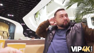 VIP4K. Hunter se folla a una pelirroja guapísima en el baño público.