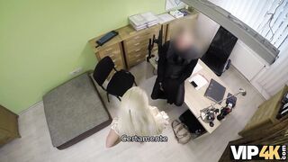 VIP4K. Blondes Mädchen kann einen Geschäftskredit bekommen, wenn sie zufrieden ist