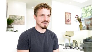 Una cougar prosperosa fa yoga e sesso anale