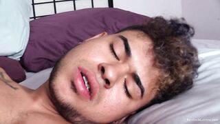 Un père et son fils latins baisent