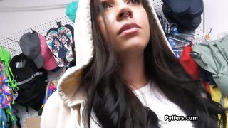 Un agente del centro commerciale mangia le sospette tette grosse