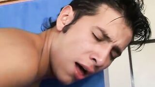 Twinks latinos follando en el sofá