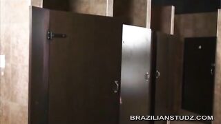 Orgia de banheiro latina uniformizada