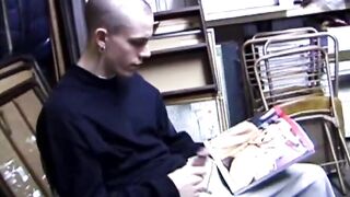 Shane streichelt One Off