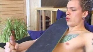 Lo skater Shane si masturba