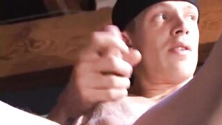 Shane caresse sa bite raide