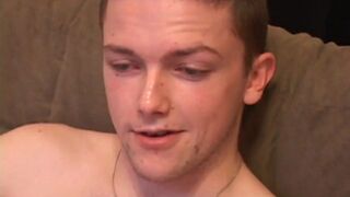 Il giovane Axel si accarezza la carne