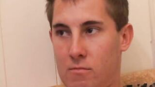 Kiefer Foxx si masturba con un dildo