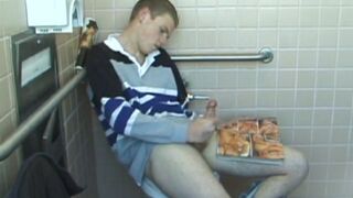 Christian caresse sa bite dans les toilettes