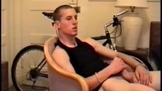 Adam zieht sich aus und wichst