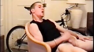 Adam si spoglia e si masturba