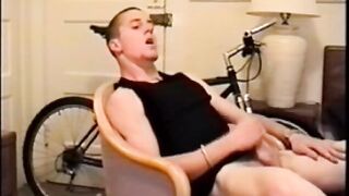 Adam si spoglia e si masturba